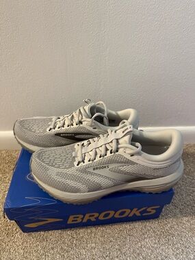 Brooks Women’s Neutral Run Shoes in White and Light Gray